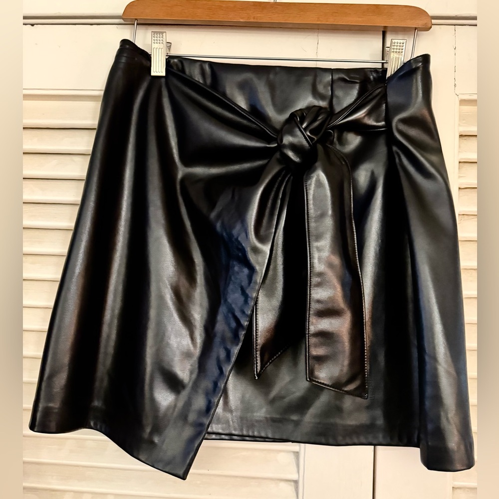 MINT COND ANTHROPOLOGIE BAILEY 44 VEGAN LEATHER BLK WRAP MINI-SKIRT SIZE MEDIUM